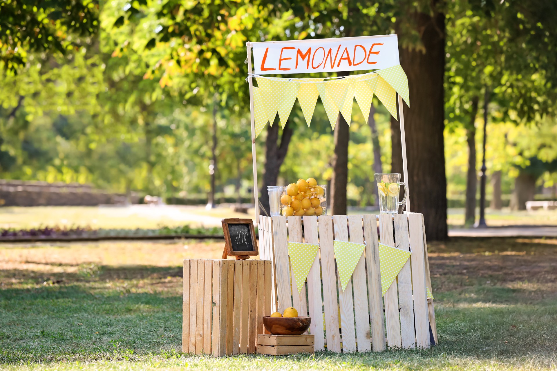 7 best tips for a successful kids' lemonade stand this summer | NewFolks 