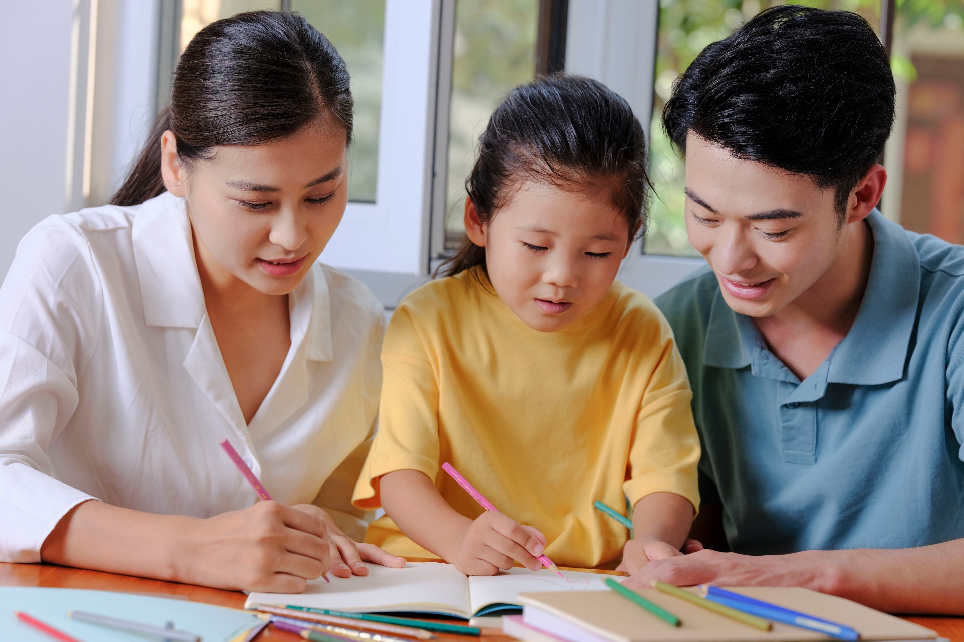 kids hold pencil asian family coloring