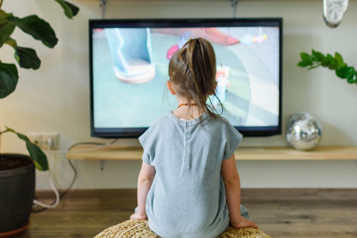 TV screen time associated with sensory differences in toddlerhood, study  finds | Salon.com