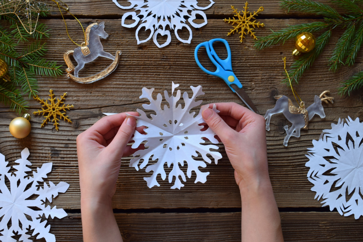 how to make paper snowflakes